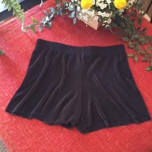 NWOT - Women’s black rib pleated shorts.